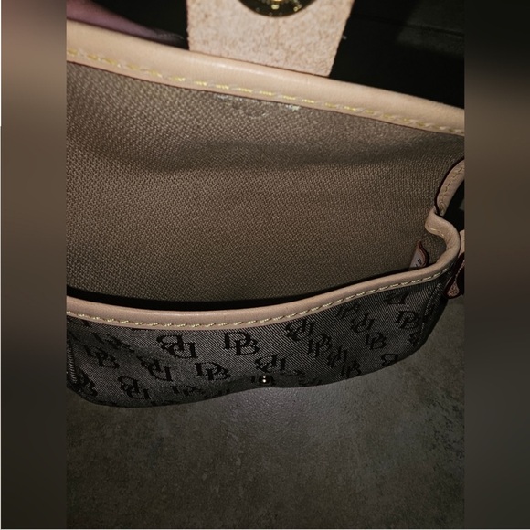 Dooney & Burke Change Purse in excellent condition - Picture 5 of 7